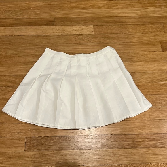 white tennis skirt 🎾 - Picture 1 of 2